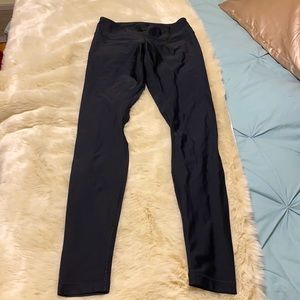Lululemon black shiny wunder under leggings